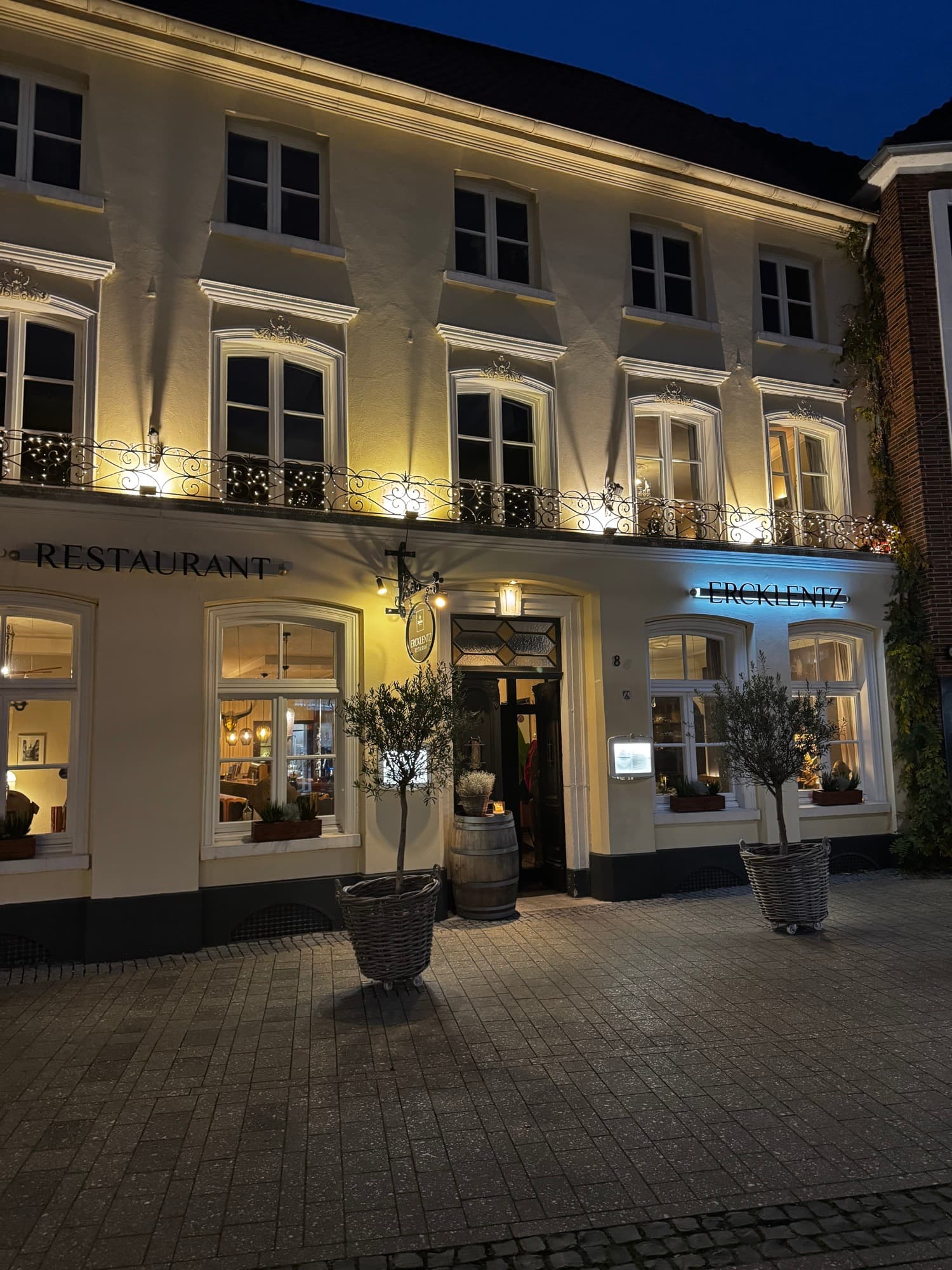 Das Restaurant Ercklentz an der Judenstraße am Abend, die Fassade beleuchtet