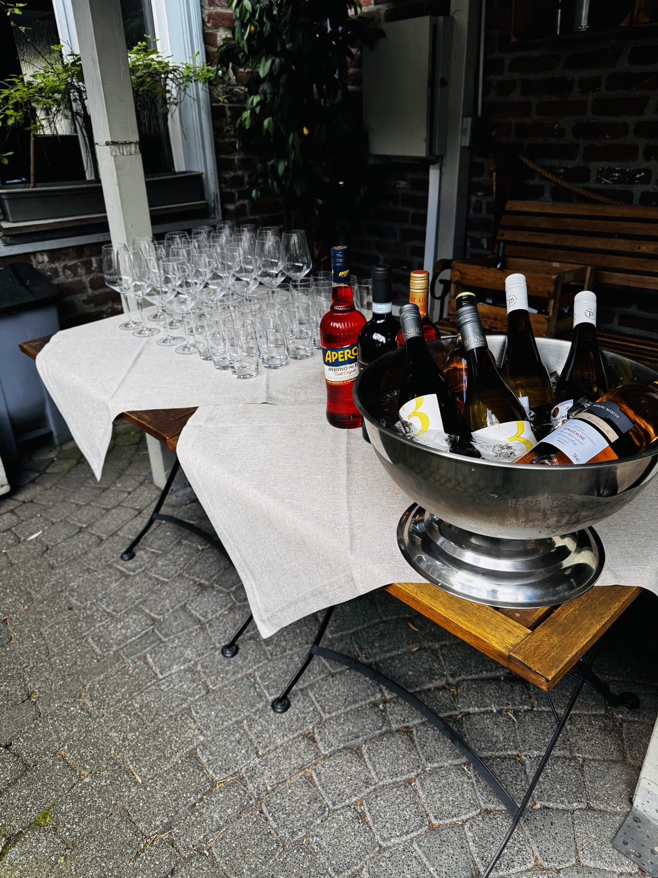 Aperitif-Tisch mit gekühlten Weinen im Innenhof