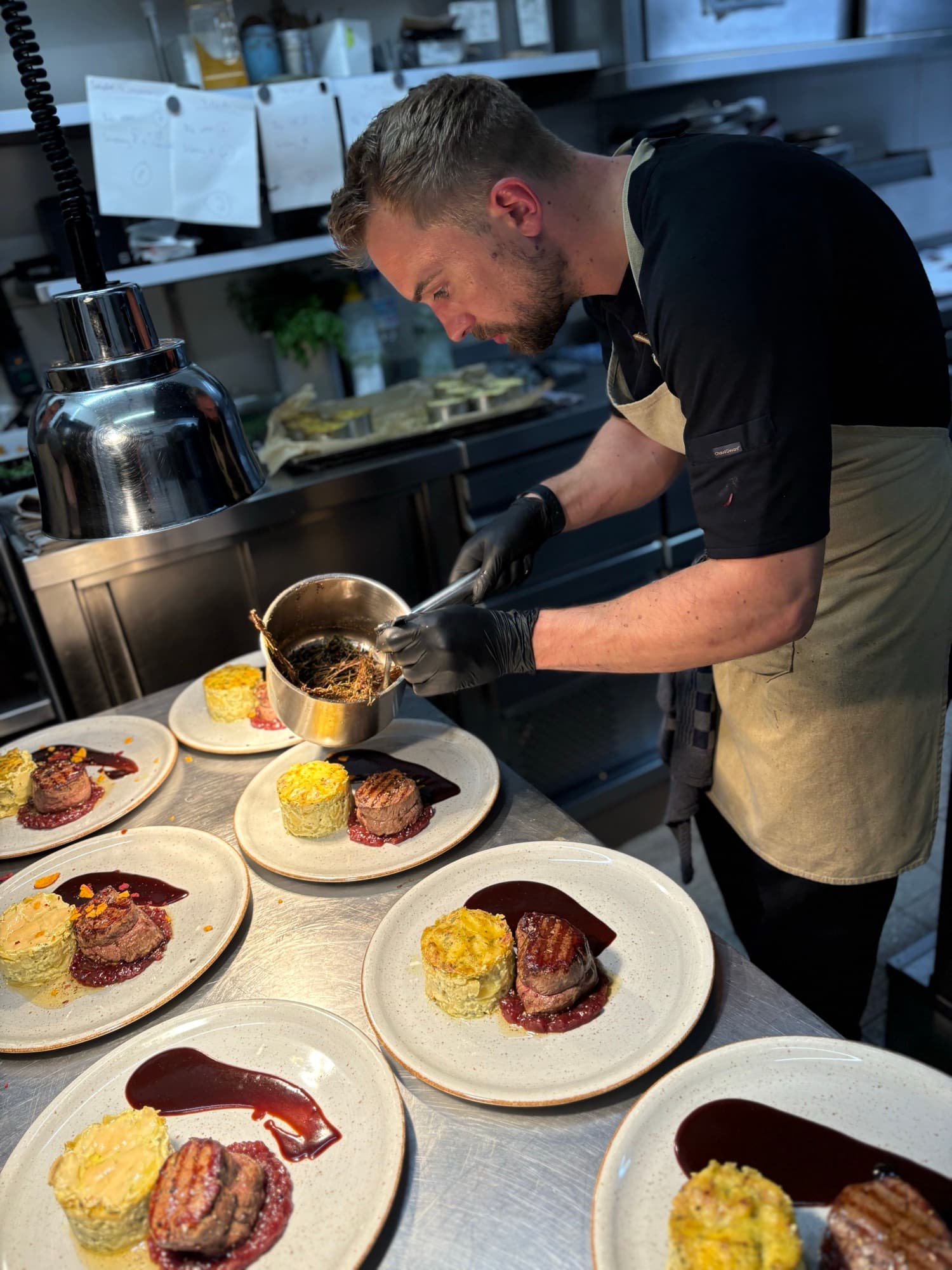 Anrichten der Hauptgänge in der Küche des Restaurant Ercklentz